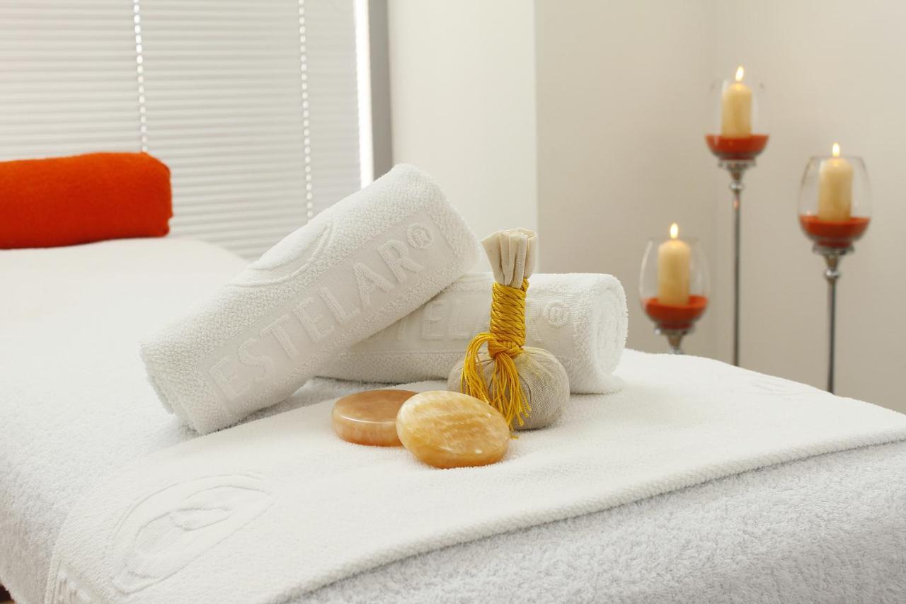 Estelar Alto Prado Barranquilla  Ngoại thất bức ảnh A massage table with towels and massage stones